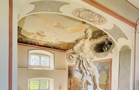 Treppenhaus mit Statue