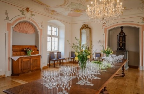 Sektempfang auf langer Tafel im Schloss